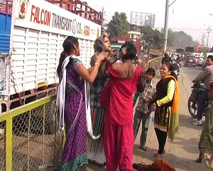 nakali khosry ki pitai asli khosron ni ki..... agra city