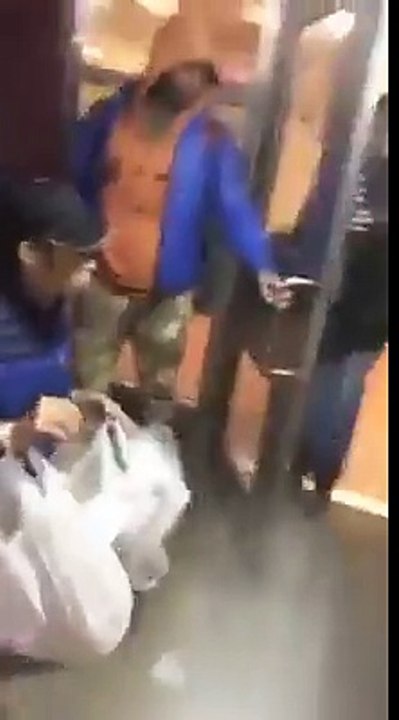 Un débile essaie de voler un livreur chinois et lui arrache ses sacs