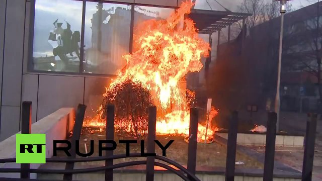 Molotovs & stones: Protesters set Kosovo govt HQ on fire over deal with Serbia