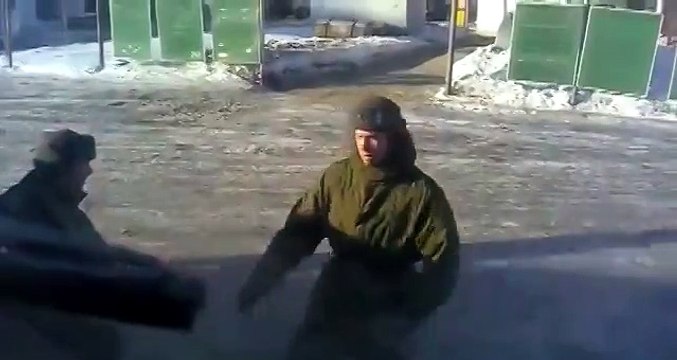 солдат станцевал на морозе,и так классно,что в интернет попал