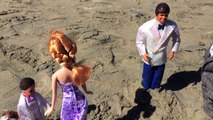 FROZEN WEDDING Elsa & Prince Felix Beach Wedding with Anna Kristoff Kids Barbie Family DisneyCarToys