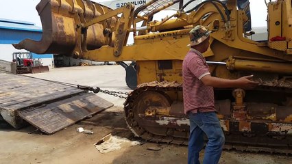 amazing wheel oader komatsu D53S loading trailer, track wheel wheel loader Komatsu D53S in