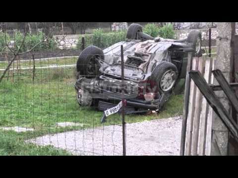 Report TV - Fier, makina përplas çiftin e bashkëshortëve, vdes burri