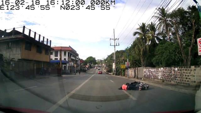 Cette fille se prend une grosse gamelle en scooter à cause d'un ballon