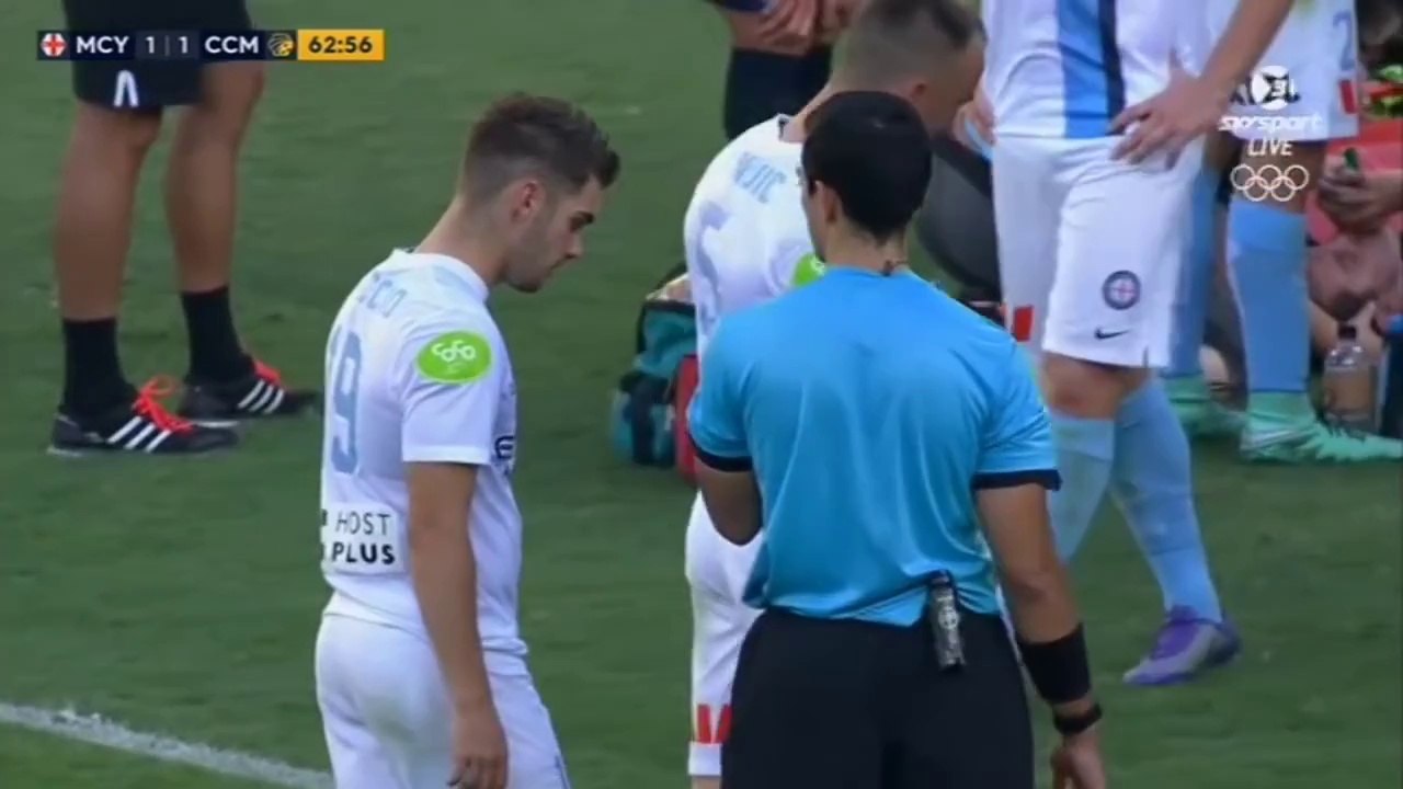 Horrible triple blessure du footballeur Storm roux : épaule, cheville et jambe fracturée.