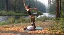 Morgan Burks et Milena Esherick font de l'acroyoga