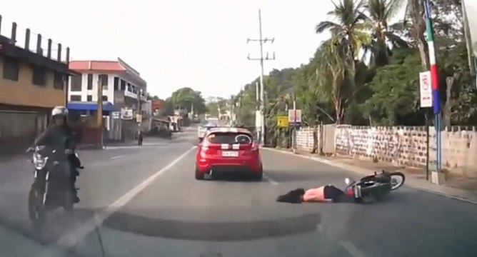 Femme en scooter fait une terrible chute (Philippines)