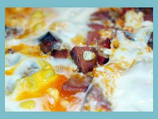 Яичница с колбасой и помидорами