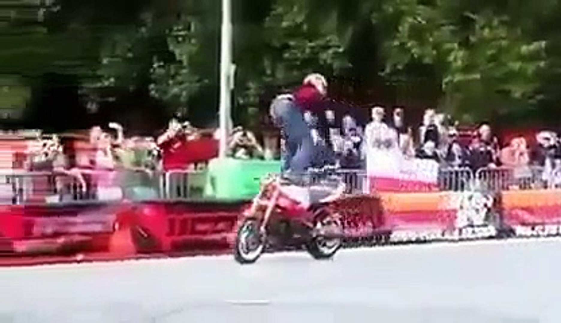 ⁣Мотоциклы фристайл байк гонщик трюки на мотоциклах акробатика мото спорт(2)