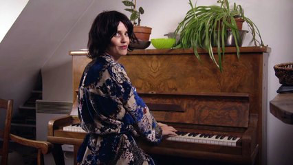 Agnès Dujour, 37 ans, Voix de la nuit sur Talk FM - Filles d'Aujourd'hui du 18/04/15 - CANAL+