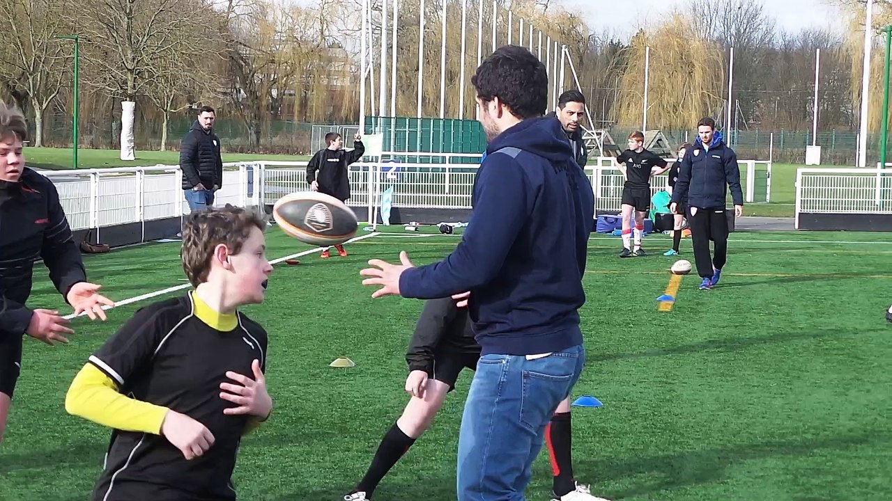 Des joueurs du Racing 92 font la promo de Racing-Toulon au Stade Pierre-Mauroy