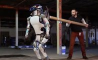 Patronu Tarafından İtilip Kakılan Robotun İşi Bırakması