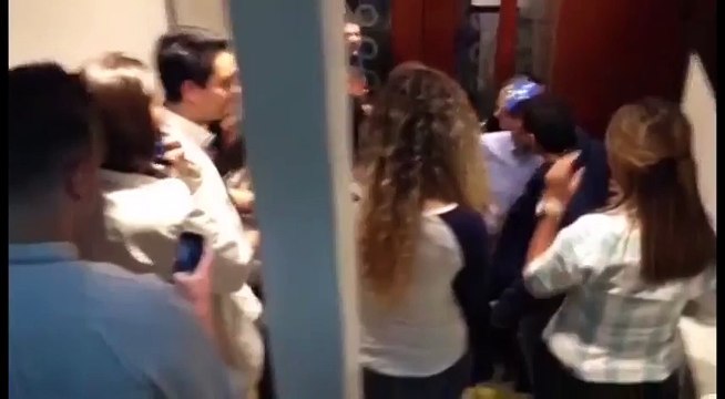 Así recibieron a Capriles en la sede de Globovisión