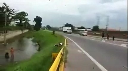 Menino é Atropelado na Dutra RJ Enquanto Brincava de Pular em Lago Próximo à Rodovia