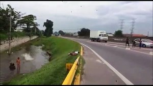 Menino é Atropelado na Dutra RJ Enquanto Brincava de Pular em Lago
