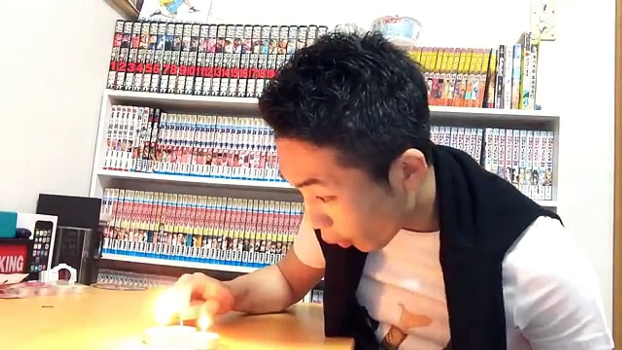 Un Japonais veut éteindre de bougies chauffe-plat avec un pet