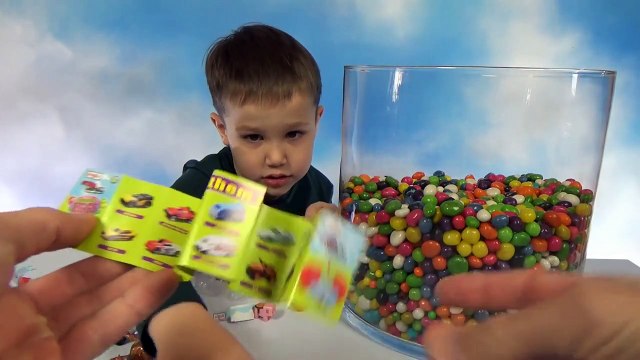 Игрушки сюрпризы в разноцветных конфетах в виде шариков от Мистер Макс a lot of Candy with surprise toys unboxing