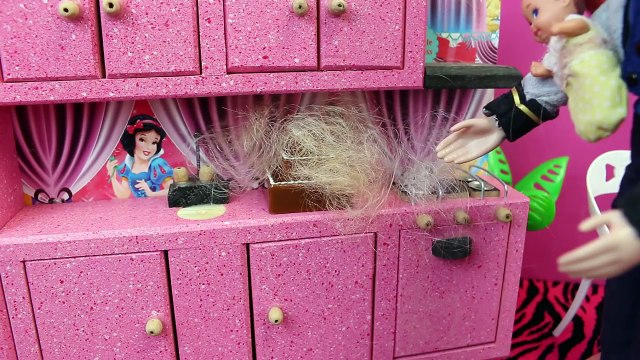 Barbie HAIR ATTACK!!! Disney Princess Party Frozen Elsa, Hans, Ariel, Tangled Rapunzel DisneyCarToys