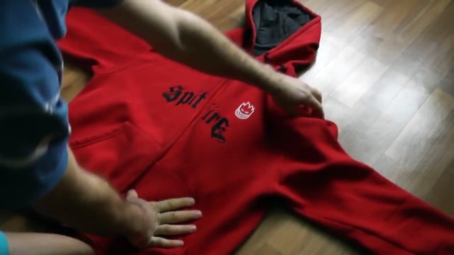 Лайфхак как компактно сложить вещи или сумка из кофты за одну минуту