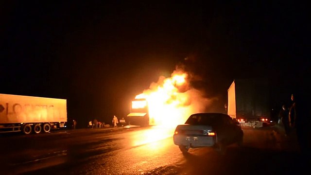 Протестующие сожгли автобус возле Маньковки перевозивший титушек