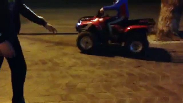 Пацану всего 8 лет)) че творит!!!