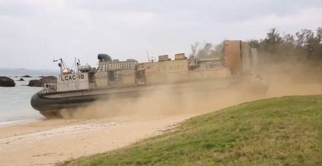 Γιγάντια Hovercraft κατά τη διάρκεια στρατιωτικής άσκησης