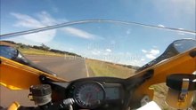 Motociclista é surpreendido por uma cobra na sua mota a mais de 250KM_H!