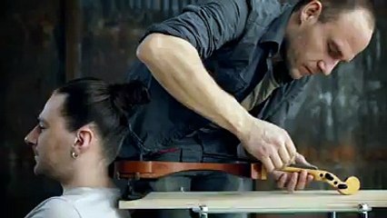 Saç Tellerinden Keman Çalıyor