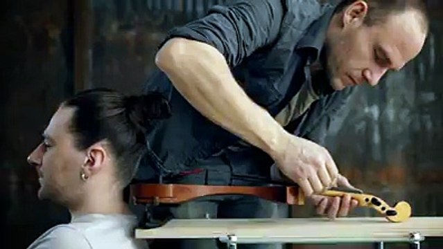 Saç Tellerinden Keman Çalıyor