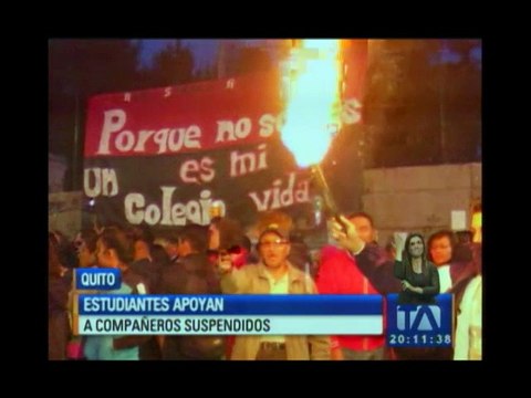Plantón de antorchas en apoyo a docentes reubicados del colegio Montúfar