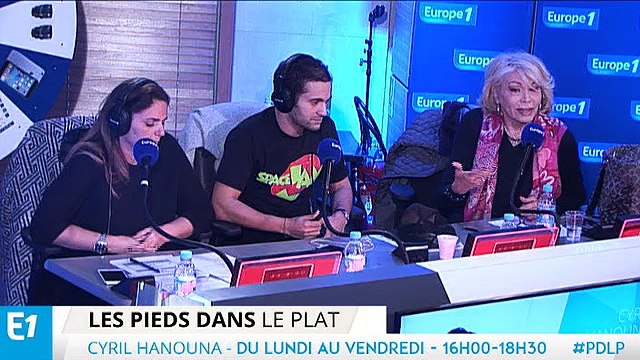 Ministres beaux gosses et petits cadeaux : le Moi présidente d’Amanda Lear