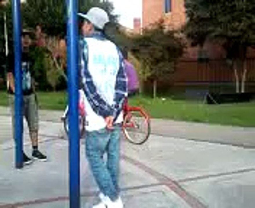 montando en el carrito de helados