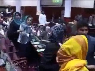 Afghan Parliament Main Aurtain Aapas Main Larr Parreen, Aik Doosre Par Jootay Barsa Diye