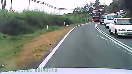 Pengemudi Bus ini Membahayakan Nyawa Orang Lain