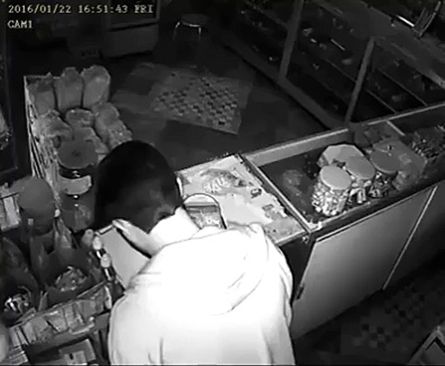 فیصل آباد میں ڈکیتی کی سی سی ٹی وی وڈیو