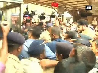 Скачать видео: Fans gather as Sanjay Dutt visits Siddhivinayak Temple