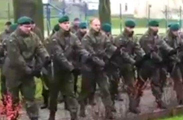 Dikkatsiz Asker Az Daha Arkadaşını Kafasından Vuruyordu