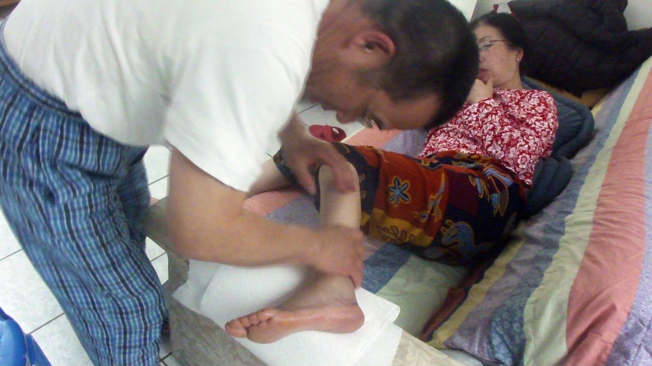 346 Massage my wife leg 按摩老婆腳