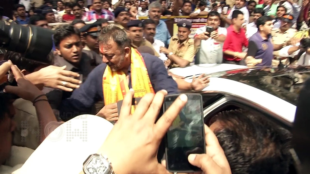 sanjay dutt sEEKS sIDHI vYNAKS blessings.