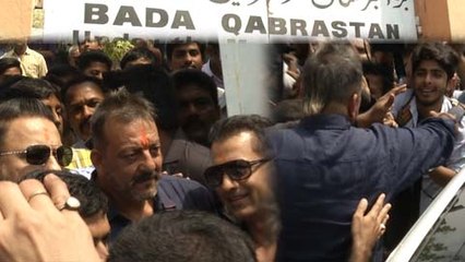 (VIDEO) Sanjay Dutt Visits His Mother's Grave At at Bada Qabrastan