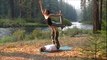 Un couple exécute des tricks de Yoga acrobatique impressionnants