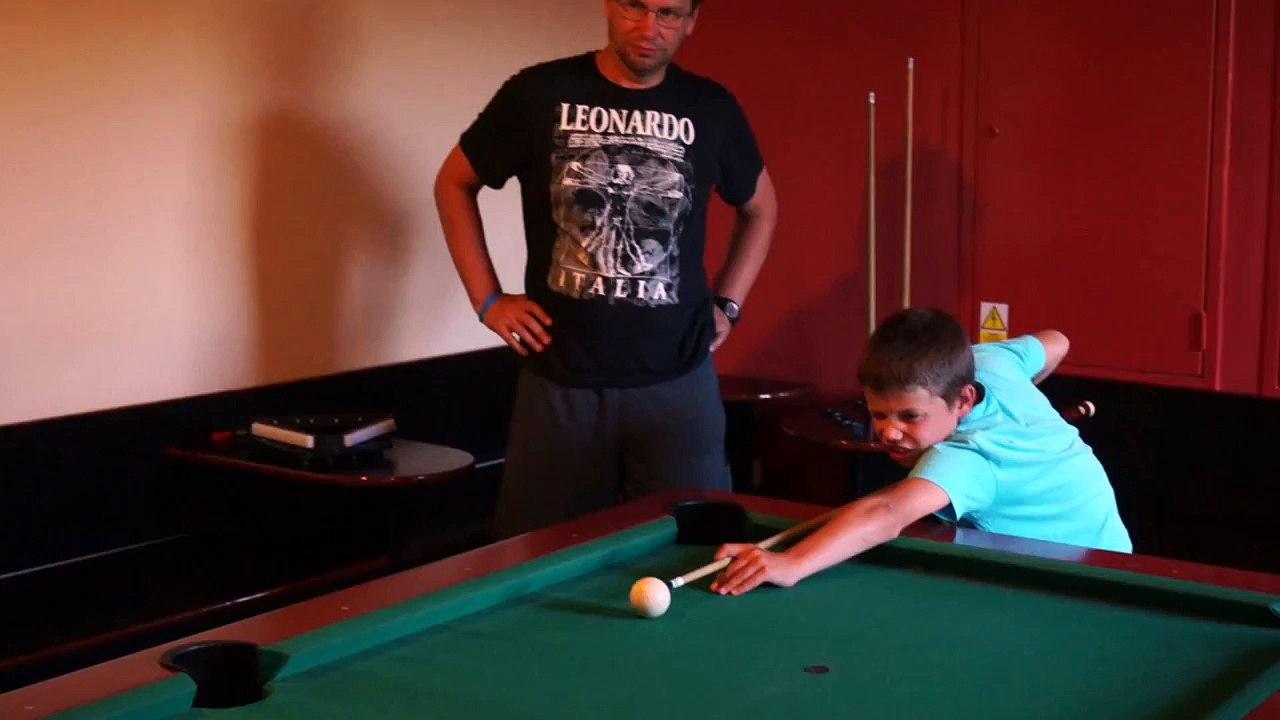 Honzík hraje kulečník