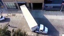 Un pro réalise une manoeuvre millimetrée pour garer son camion