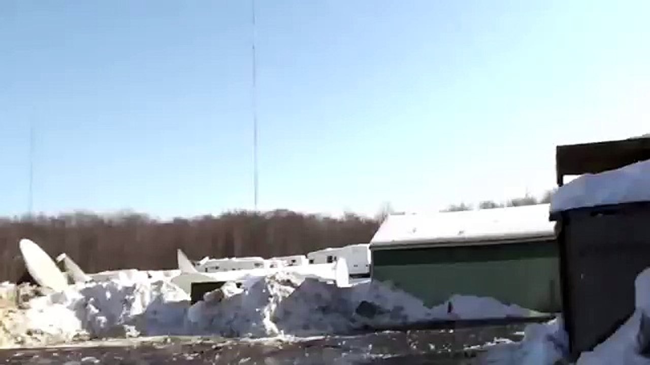 Deux hommes évitent une chute de glace de justesse !