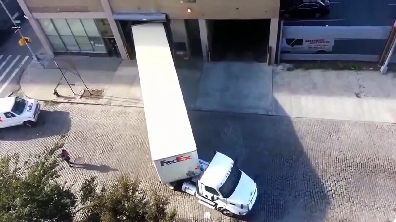Un camion réussit une manoeuvre très difficile à réaliser !