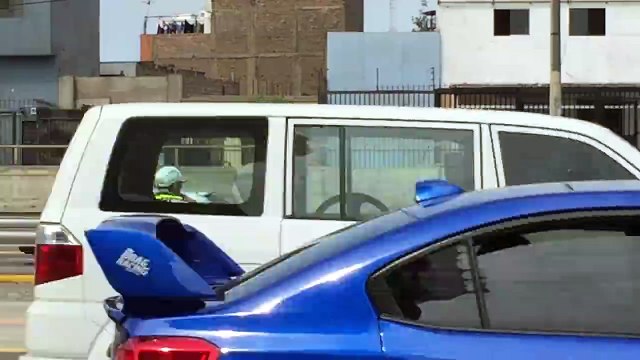 Un policier arrête la circulation pour sauver un chaton