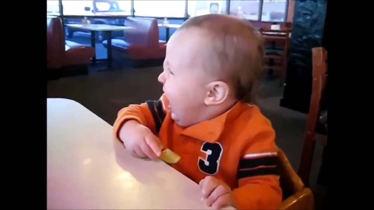 RISATE ASSICURATE! Guardate la Reazione dei BIMBI che Assaggiano il LIMONE per la PRIMA VOLTA!! [VIDEO]