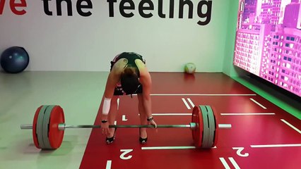 Topuklu ayakkabıyla halter kaldırırken nerdeyse ayağı kırılıyordu.