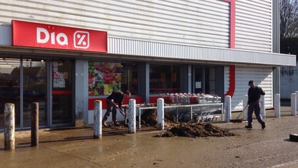 Grand ménage devant le hard-discount Dia après l'action des agriculteurs