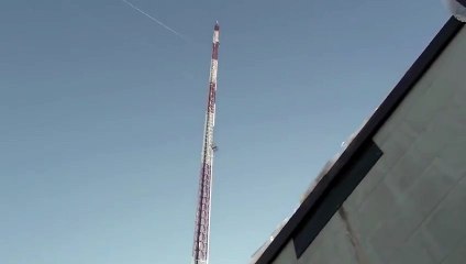 Ice falling from Telecommunication Tower looks insanely dangerous!